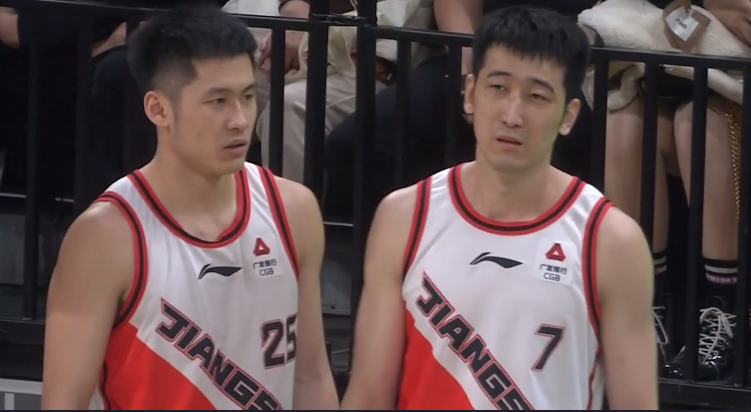 爱游戏（ayx）-吴前19分浙江大胜辽宁豪取7连胜(cba浙江33号 吴前)