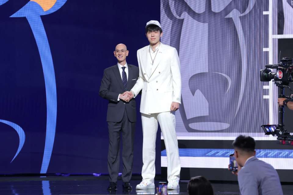 爱游戏（ayx）-杨瀚森父母启程前往美国陪儿子参加NBA选秀大会(杨瀚森夏联落选原因)
